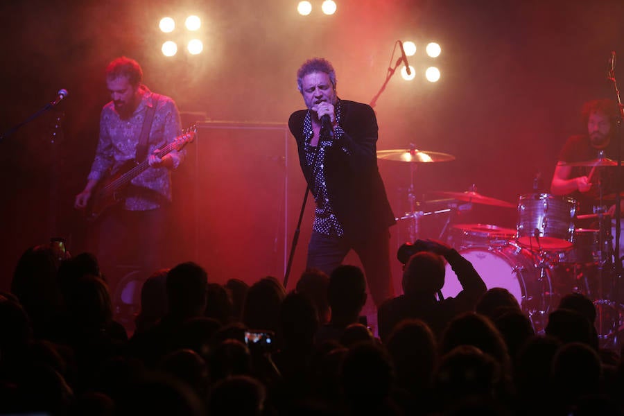 Tarque escogió Gijón para iniciar la gira de su primer disco en solitario. Un trabajo que lleva simplemente su nombre en la portada que centró el concierto en la Sala Albéniz