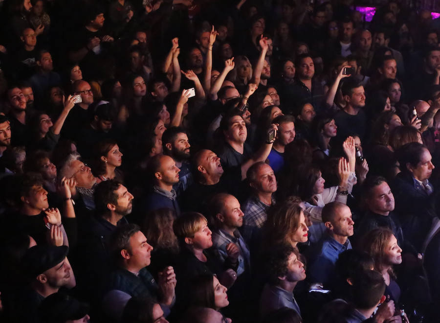 Tarque escogió Gijón para iniciar la gira de su primer disco en solitario. Un trabajo que lleva simplemente su nombre en la portada que centró el concierto en la Sala Albéniz