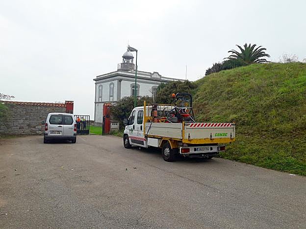 Trabajos de acondicionamiento y limpieza de maleza en el entorno del edificio del faro. 