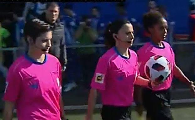 El trío arbitral entrendo en el campo.