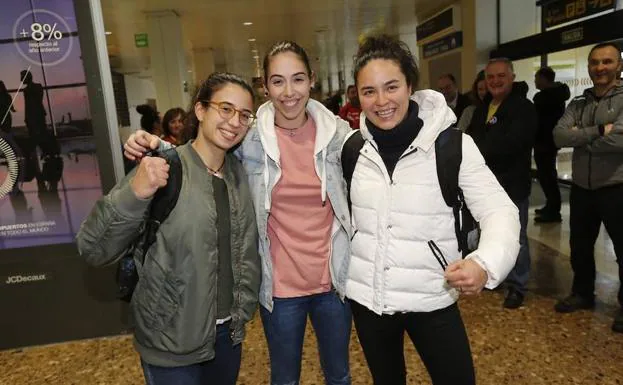 Sara González, Marta Piqueros y Natasha Lee, en el Aeropuerto de Asturias. 