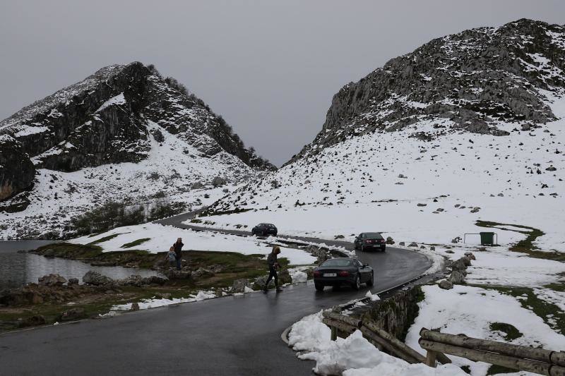 Visitantes de todos los puntos de España aprovechan el puente para conocer los Lagos de Covadonga