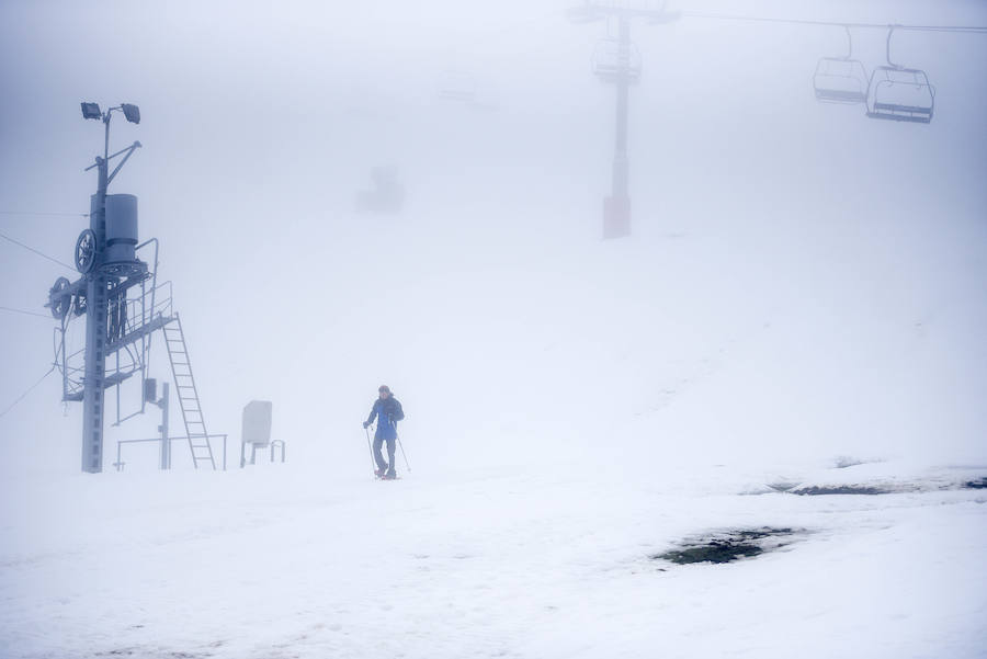 La acumulación de nieve tras el temporal hizo las delicias de las familias y esquiadores que acudieron durante la jornada de este viernes.