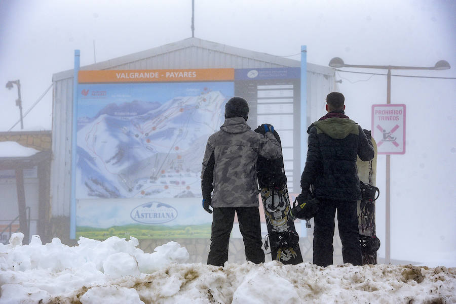 La acumulación de nieve tras el temporal hizo las delicias de las familias y esquiadores que acudieron durante la jornada de este viernes.