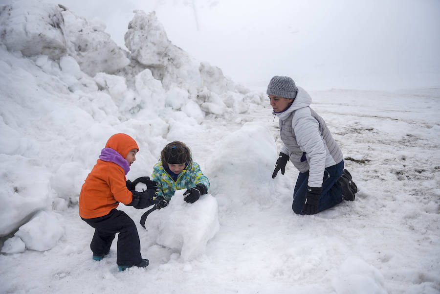 La acumulación de nieve tras el temporal hizo las delicias de las familias y esquiadores que acudieron durante la jornada de este viernes.
