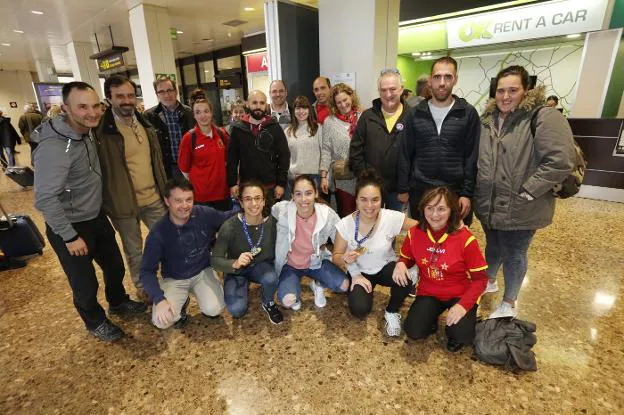 Sara González, Marta Piquero y Natasha Lee, con algunos de los aficionados que fueron ayer al Aeropuerto a recibirlas . 