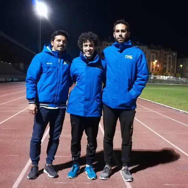 Manu Guerreiro entre David Sotura y Jaime Fernández. 