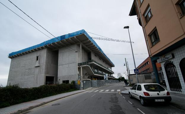 Exteriores del centro polivalente de Lugones. 