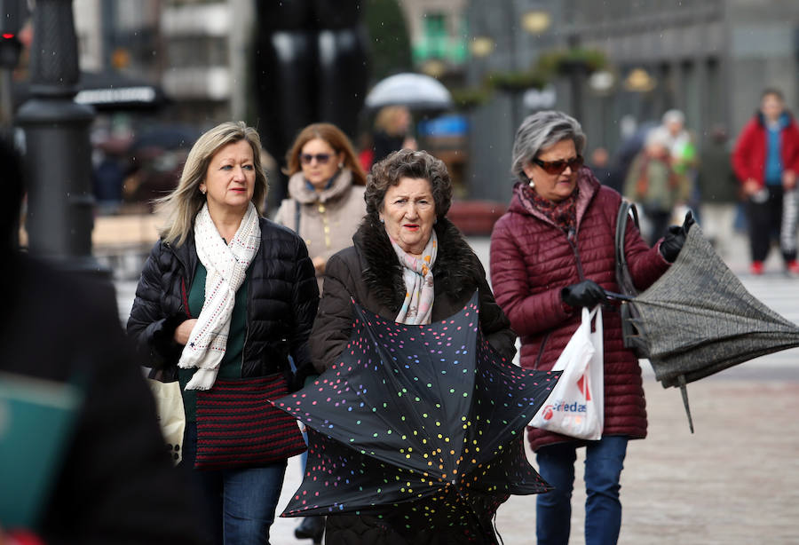 Según los datos de la Agencia Estatal de Meteorología (Aemet), las fuertes precipitaciones han dejado 37 litros por metro cuadrado, una cifra solo superada por las registradas en Segovia y Ávila. 