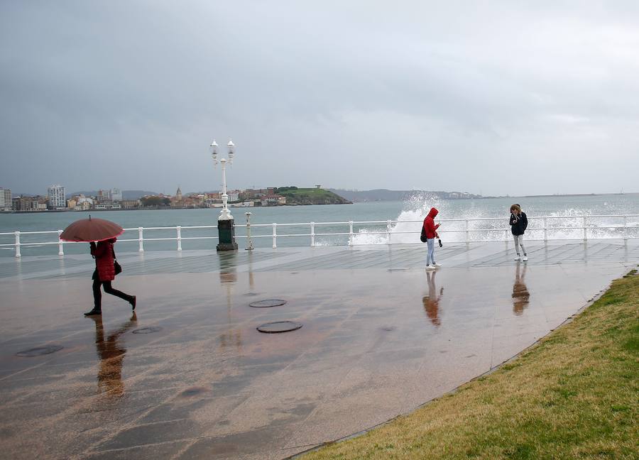 Según los datos de la Agencia Estatal de Meteorología (Aemet), las fuertes precipitaciones han dejado 37 litros por metro cuadrado, una cifra solo superada por las registradas en Segovia y Ávila. 