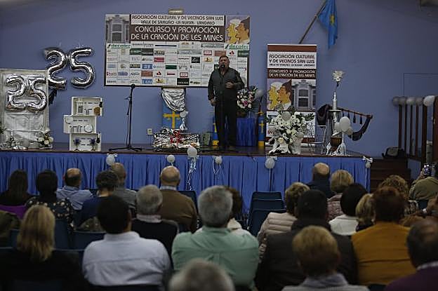 Marcelino Díaz Ordóñez, de Río Aller, sobre el escenario de La Nueva. 