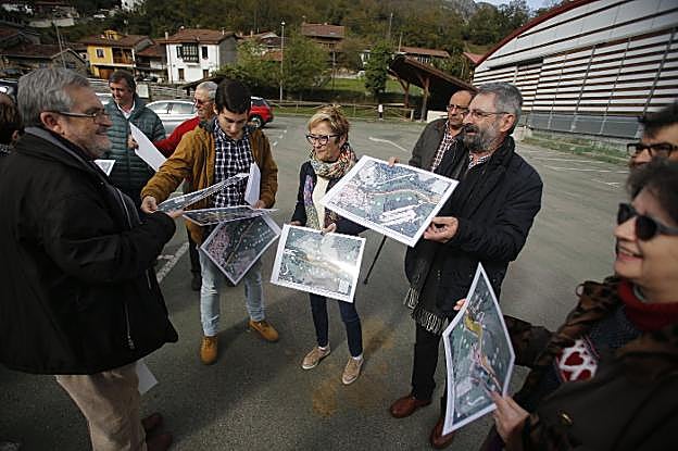 Los vecinos, ayer, iniciando la marcha por la actual carretera Rioseco-Soto de Agües. 