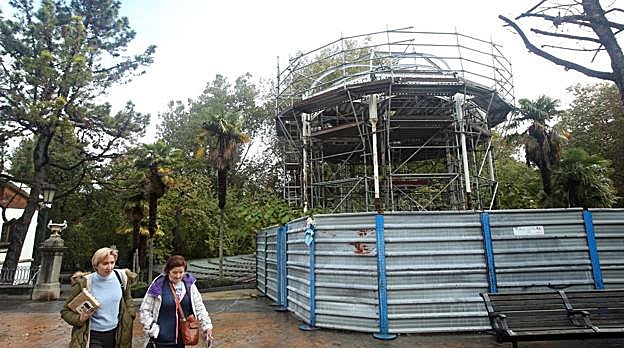 Dos señoras pesean delante del kiosco de la música, andamiado desde hace más de tres años. 