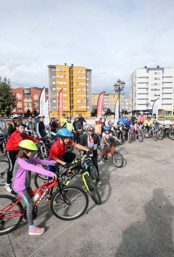 Medio centenar de personas participan en la actividad 'Paseos en bici' en La Corredoria