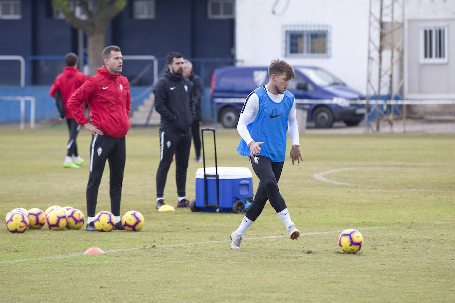 Tras la derrota del domingo en Almería, los rojiblancos se ejercitaron en la ciudad universitaria de Málaga antes de emprender el viaje de vuelta.