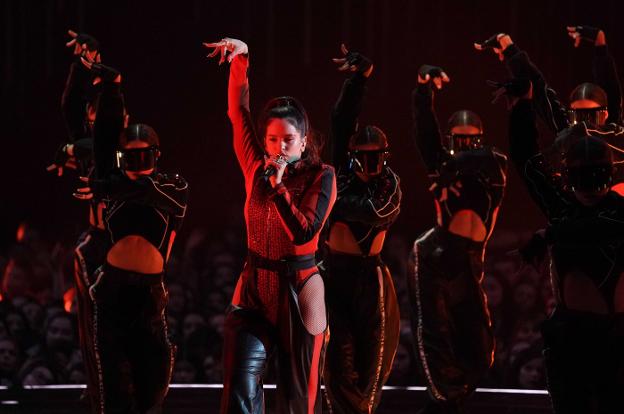 Rosalía, durante su actuación en los Premios MTV, organizados el domingo en Bilbao. 