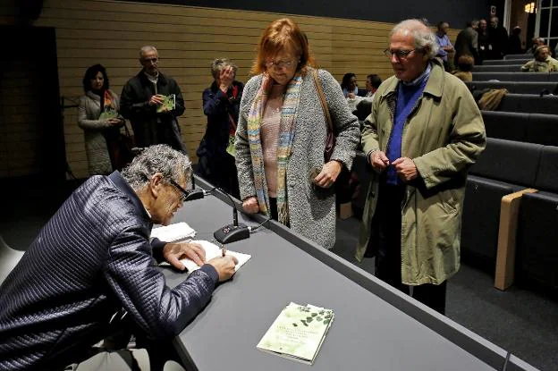 Fernando Alonso Vega firma ejemplares de su libro. :: ARNALDO GARCÍA