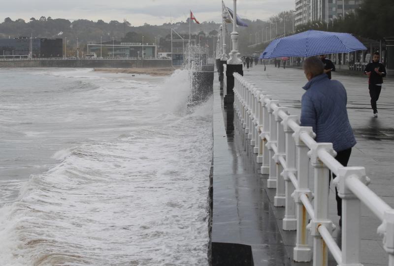 El viento y el fuerte oleaje marcan las útimas horas en Asturias. Árboles caídos o acumulación de residuos en las playas son algunos de los efectos de este temporal, que también deja bellas imágenes como el espectáculo de los bufones. 