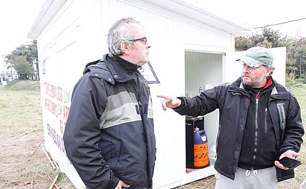 Trabajadores en huelga de hambre frente a Asturiana de Zinc. 
