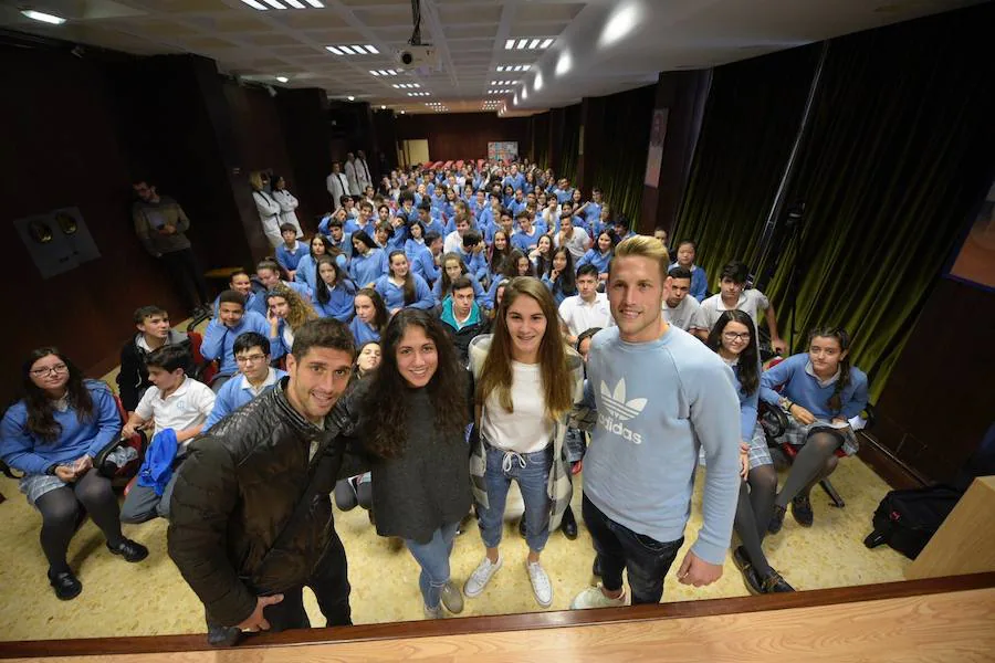 Carlos Hernández, Cuque, Forlín y Carol comparten sus vivencias y hábitos con los escolares del colegio ovetense La Milagrosa