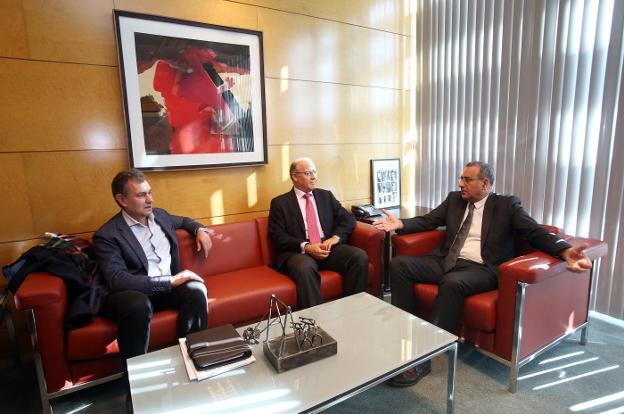 Por la izquierda, el alcalde de Gozón, Jorge Suárez; el director general de Infraestructuras, José María Pertierra y el titular de la consejería, Fernando Lastra, en la reunión mantenida ayer. 