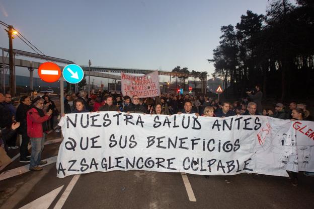 Los manifestantes recorrieron el trayecto que hay desde la acampada en la que se mantienen en huelga de hambre hasta la entrada a Asturiana de Zinc. 