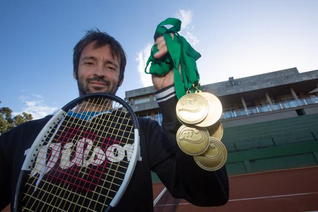Roberto, con sus seis oros individuales en el Tenis Avilés. 