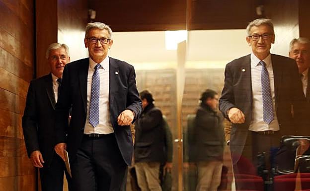 El rector Santiago García Granda, entrando nel salón d'actos del Muséu Arqueolóxicu d'Asturies.