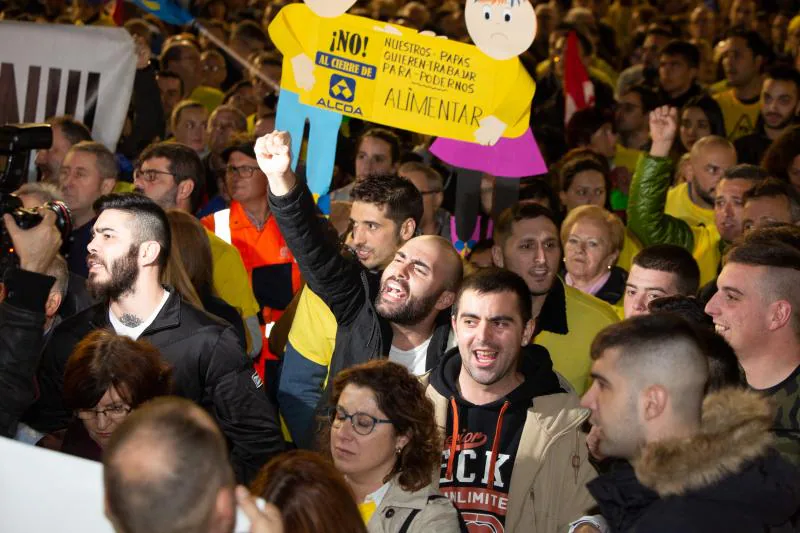 50.000 manifestantes, según la organización, defendieron el futuro de las dos plantas de aluminio en una jornada «histórica» para la industria asturiana