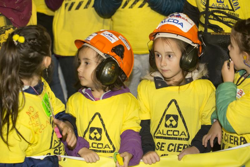 50.000 manifestantes, según la organización, defendieron el futuro de las dos plantas de aluminio en una jornada «histórica» para la industria asturiana