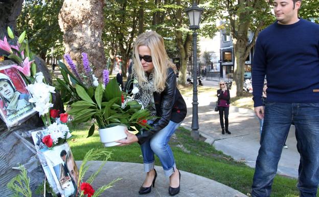 La viuda y el hijo mayor de Eloy Palacio, el bombero fallecido en Uría, en un homenaje. 