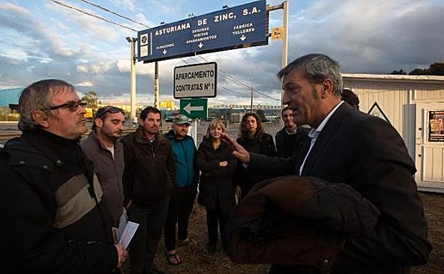Tania González y Edouard Martin con los huelguistas. 