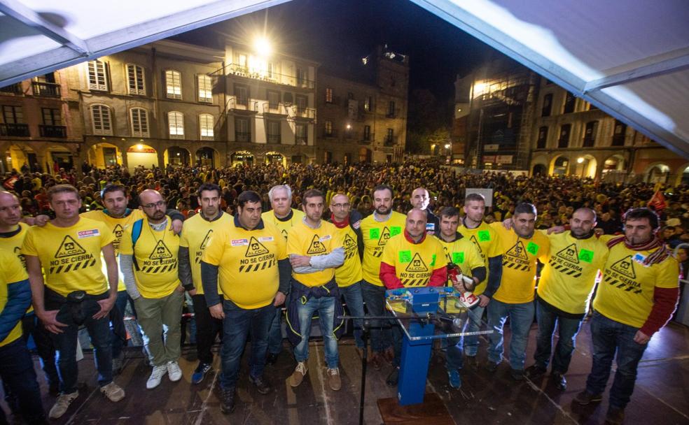 Trabajadores y miembros del comité de empresa posan en la tarima instalada en la plaza de España tras la histórica manifestación. 