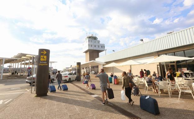 Viajeros en el aeropuerto de Asturias.