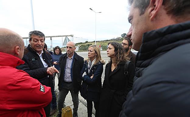 El comité de empresa ante Alcoa junto a los eurodiputados Edouard Martin, Ángela Vallina y Tania González. 