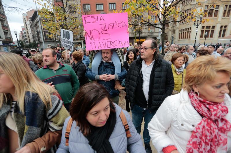 Cientos de personas han salido a la calle en Oviedo y Gijón para expresar su rechazo a la sentencia del Tribunal Supremo sobre el impuesto de las hipotecas. Han reclamado mayor independencia judicial.