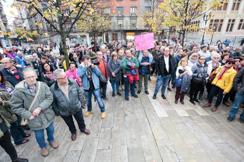 Cientos de personas han salido a la calle en Oviedo y Gijón para expresar su rechazo a la sentencia del Tribunal Supremo sobre el impuesto de las hipotecas. Han reclamado mayor independencia judicial.