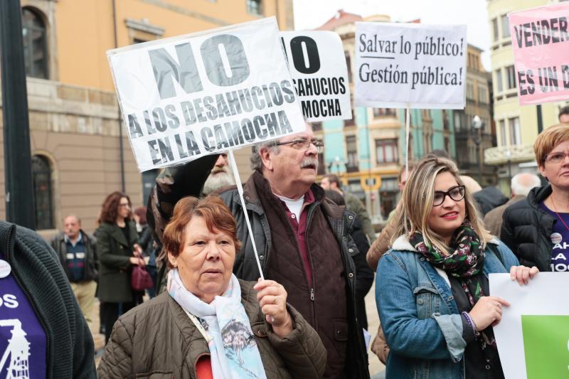 Cientos de personas han salido a la calle en Oviedo y Gijón para expresar su rechazo a la sentencia del Tribunal Supremo sobre el impuesto de las hipotecas. Han reclamado mayor independencia judicial.