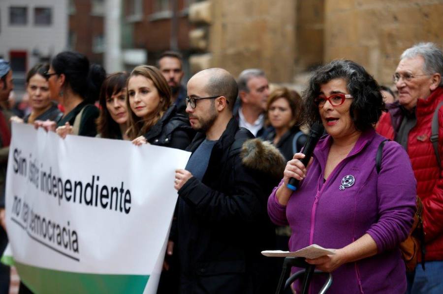 Cientos de personas han salido a la calle en Oviedo y Gijón para expresar su rechazo a la sentencia del Tribunal Supremo sobre el impuesto de las hipotecas. Han reclamado mayor independencia judicial.