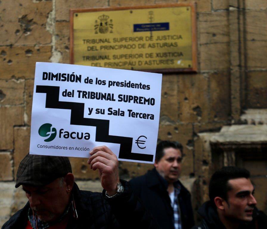 Cientos de personas han salido a la calle en Oviedo y Gijón para expresar su rechazo a la sentencia del Tribunal Supremo sobre el impuesto de las hipotecas. Han reclamado mayor independencia judicial.