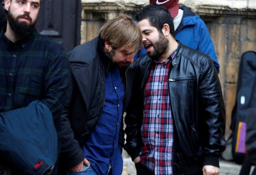 Cientos de personas han salido a la calle en Oviedo y Gijón para expresar su rechazo a la sentencia del Tribunal Supremo sobre el impuesto de las hipotecas. Han reclamado mayor independencia judicial.