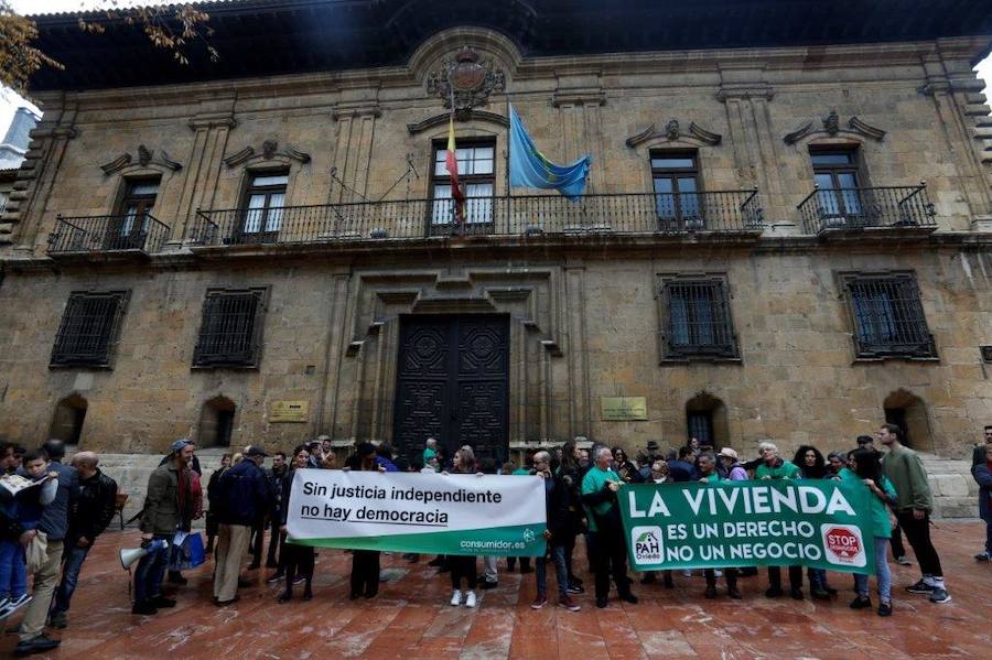 Cientos de personas han salido a la calle en Oviedo y Gijón para expresar su rechazo a la sentencia del Tribunal Supremo sobre el impuesto de las hipotecas. Han reclamado mayor independencia judicial.