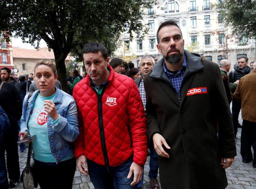 Cientos de personas han salido a la calle en Oviedo y Gijón para expresar su rechazo a la sentencia del Tribunal Supremo sobre el impuesto de las hipotecas. Han reclamado mayor independencia judicial.