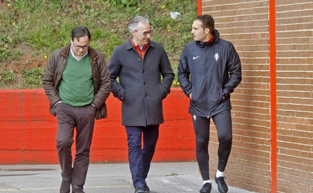 Javier Fernández, Miguel Torrecilla y Rubén Baraja conversan después del entrenamiento que dirigió el entrenador en Mareo. 