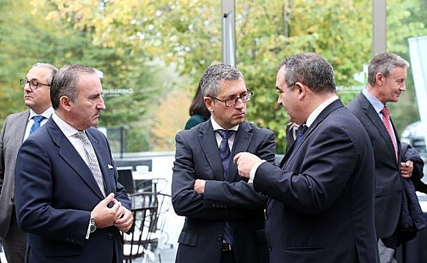 Hugo Alfonso Morán, en el centro, habla con Pablo Junceda, subdirector general del Banco Sabadell, y el consejero Isaac Pola. 