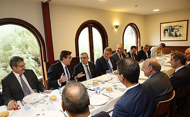 Margaritis Schinas, segundo por la izquierda, comienza su intervención ante los representantes de la sociedad asturiana. 