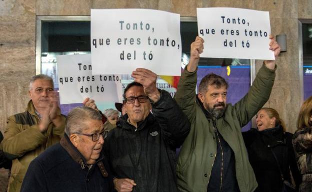 Unas setenta personas, según fuentes de la Policía Nacional, han recriminado hoy al humorista Dani Mateo a las puertas del Teatro Quijano, de Ciudad Real, donde hoy actuaba, que en un «sketch» se limpiara la nariz con la bandera de España.