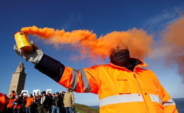 Los trabajadores exhibieron el color de la protesta, que en Galicia en vez del amarillo es naranja. 