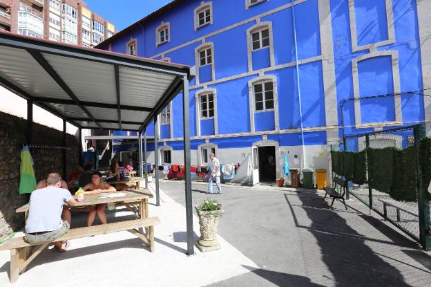 Peregrinos disfrutando del patio del albergue Pedro Solís que gestiona la Asociación Astur-Galaica de Santiago Apóstol. 