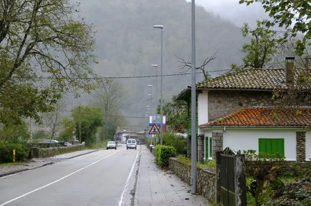 Puntos de luz en la localidad canguesa de Caño, donde comenzará la renovación. 